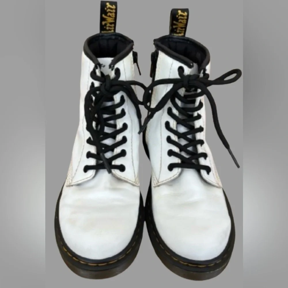 KIDS 100% white leather Dr. martens lace up ankle boots Children’s SZ 2